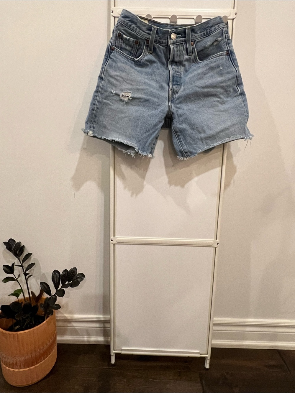 Levi’s Cutoff Shorts - Picture 8 of 8